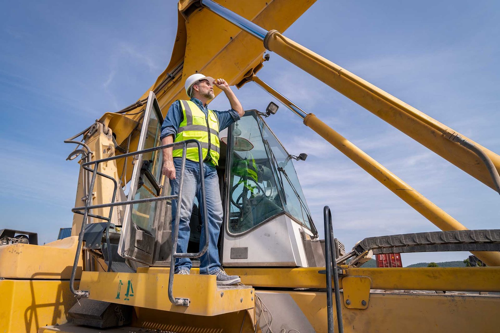 Özgüç Vinç Hakkında